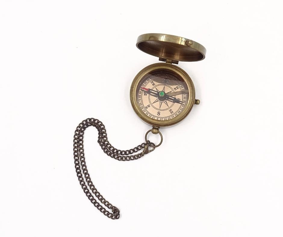 Brújula Cerrada con Cadena en Estuche de Cuero C-64