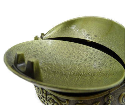 Elegante cenicero metálico esférico con grabado