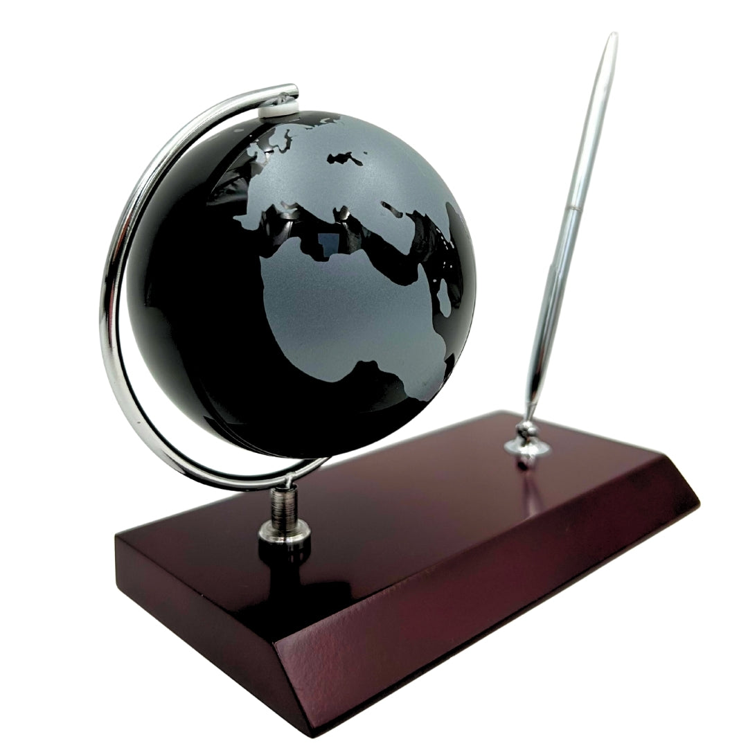 Elegante Set Decorativo para Escritorio con Grabado Personalizado - Globo Soporte para Bolígrafo en Metal Cromado y Madera Oscura