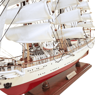 Modelo exclusivo de velero del barco Dar Młodzieży XXL de 71 cm, con posibilidad de personalización mediante grabado
