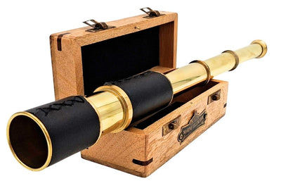 Elegante catalejo náutico retro de latón con posibilidad de personalización mediante grabado, en un joyero de madera