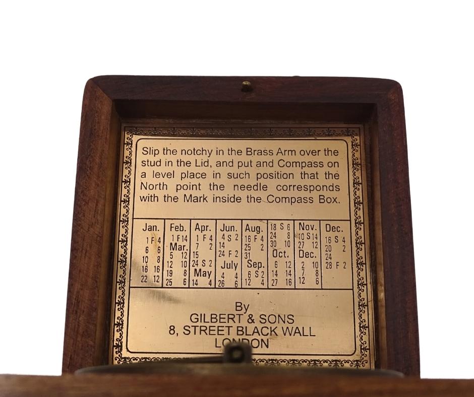 Brújula con reloj de sol Gilbert en caja de madera con opción de personalización mediante grabado