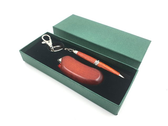Elegante set de regalo con encendedor y bolígrafo en caja de madera, personalización con grabado, color caoba, ideal para ocasiones especiales