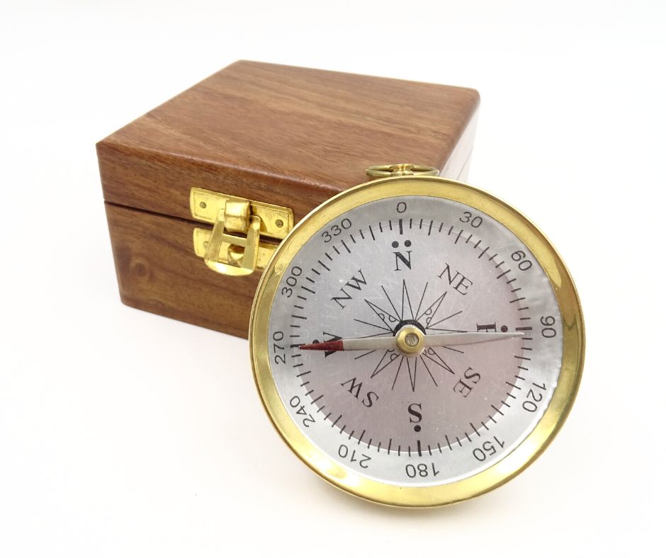 Brújula de Latón en Caja de Madera con Posibilidad de Personalización con Grabado - Regalo Elegante para Amantes de la Náutica, Diámetro 7,5 cm, Altura 1,5 cm