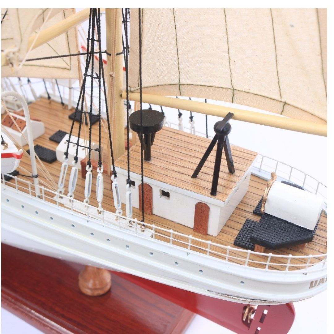 Modelo exclusivo de velero Dar Pomorza de 82 cm con posibilidad de personalización mediante grabado