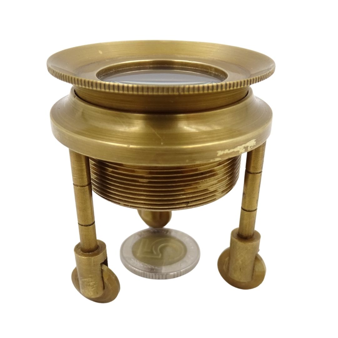 Lupa con trípode MAG-0015 con carcasa de latón, color dorado, posibilidad de personalización de grabado, ideal para regalo a joyeros y filatelistas, altura 7 cm, aumento x3