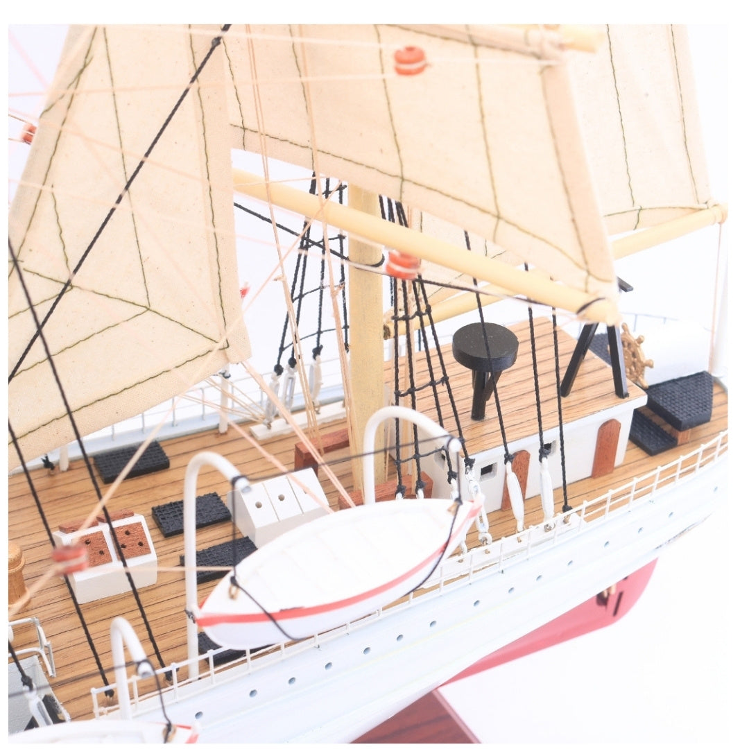 Modelo exclusivo de velero Dar Pomorza de 82 cm con posibilidad de personalización mediante grabado