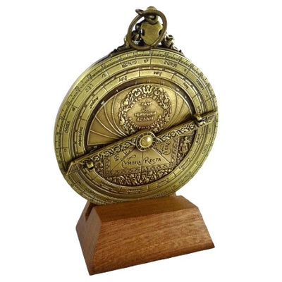 Astrolabio europeo H32 – réplica renacentista premium con posibilidad de personalización mediante grabado – regalo ideal con elegante pedestal de madera – altura 12 cm, hecho a mano con atención al detalle