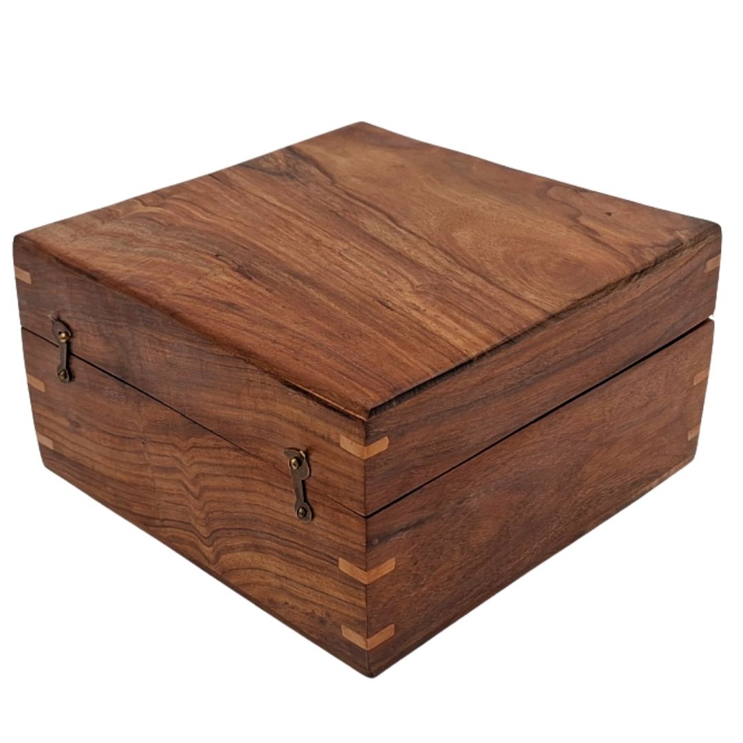 Elegante caja de regalo de madera de 20x20x11 cm con revestimiento azul marino y opción de personalización mediante grabado