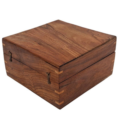 Elegante caja de regalo de madera de 20x20x11 cm con revestimiento azul marino y opción de personalización mediante grabado