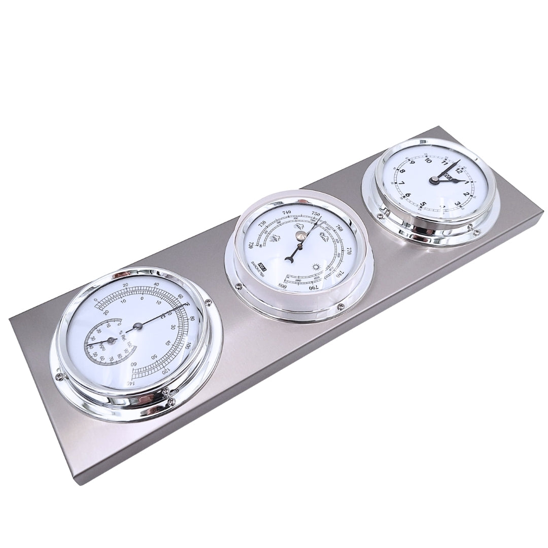 Elegante estación meteorológica exterior con reloj y grabado
