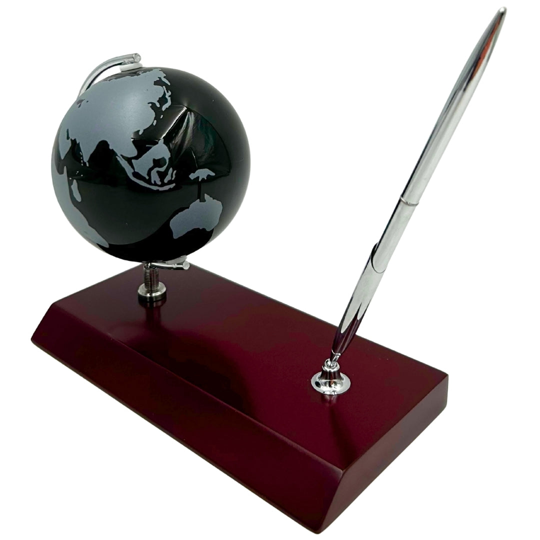 Elegante Set Decorativo para Escritorio con Grabado Personalizado - Globo Soporte para Bolígrafo en Metal Cromado y Madera Oscura
