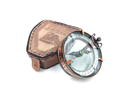 Brújula del viajero con grabado personalizado en estuche de cuero - gadget retro de latón para regalo, 9,25 cm con inscripción inspiradora