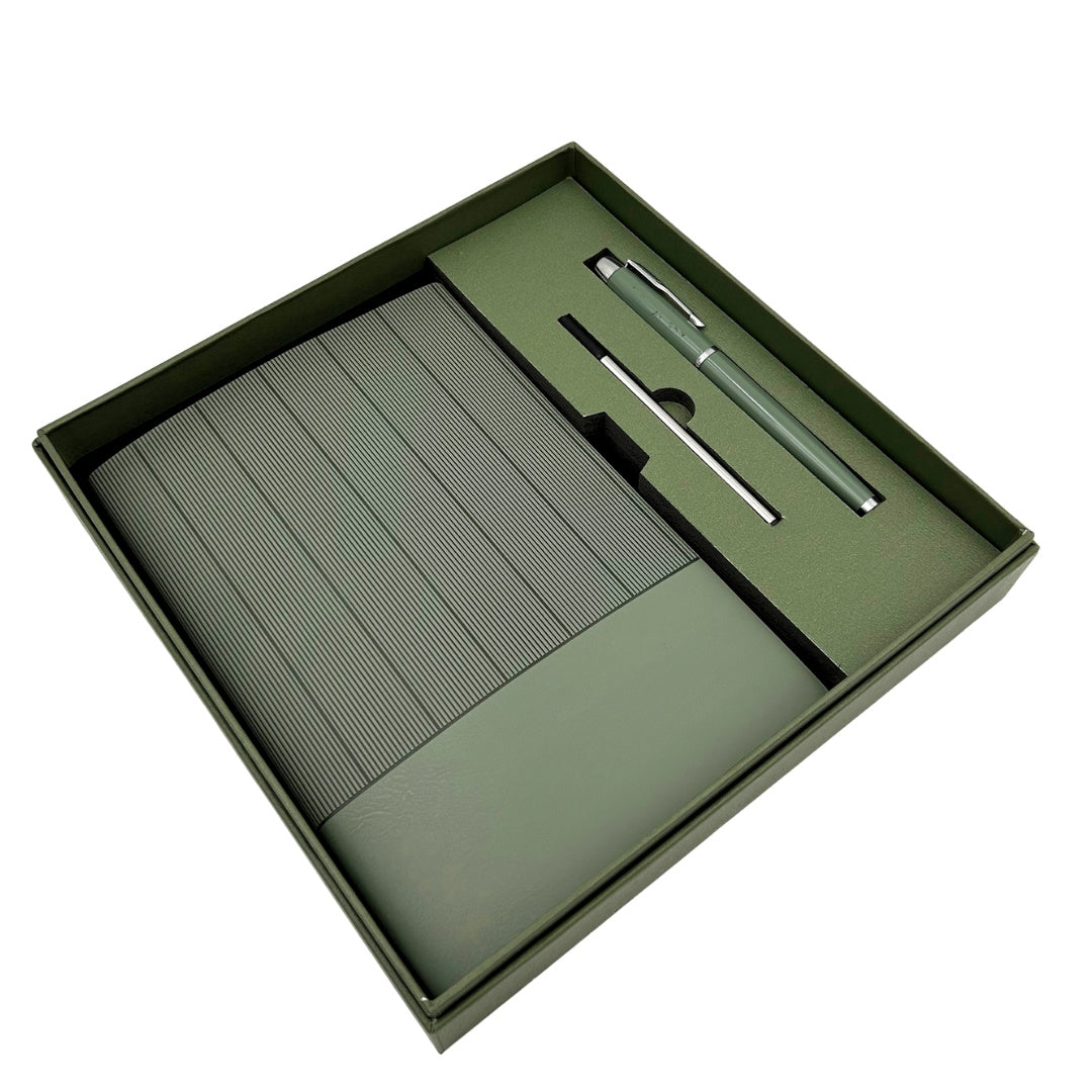 Set de Regalo Elegante con Grabado Personalizado - Cuaderno de Piel A5 en Verde Oliva con Bolígrafo y Recambio en Caja Estética de Regalo