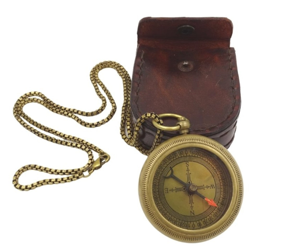Brújula de latón estilizada con cadena en estuche de cuero