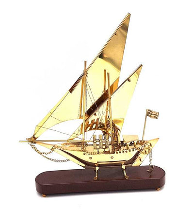 Modelo de barco de latón sobre base de madera de 43 cm con posibilidad de personalización con grabado
