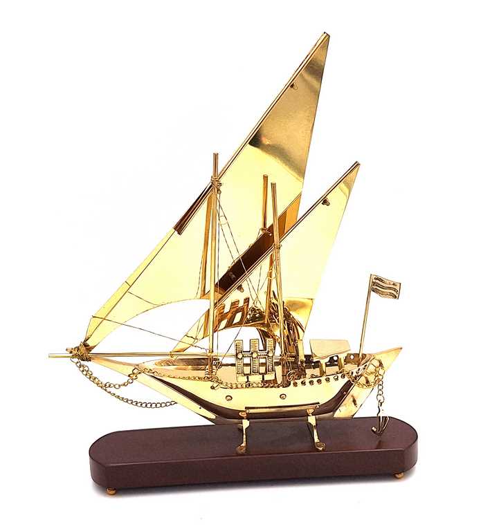 Modelo de barco de latón sobre base de madera de 43 cm con posibilidad de personalización con grabado