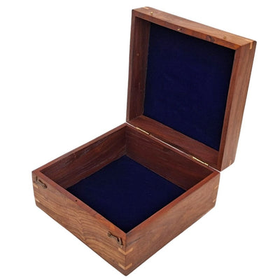 Elegante caja de regalo de madera de 20x20x11 cm con revestimiento azul marino y opción de personalización mediante grabado