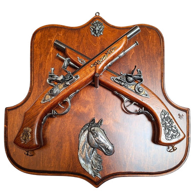 Réplica de pistolas de chispa en soporte de madera con opción de grabado personalizado – Regalo ideal para amantes de la historia y coleccionistas – Alta calidad, construcción sólida, diseño elegante 45x44 cm  