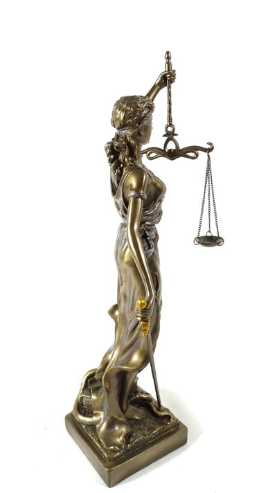 Figura de Temis de 35 cm con posibilidad de personalización con grabado - regalo elegante para abogado, juez o asesor legal, hecha de polyresina en color dorado con acabado antiguo