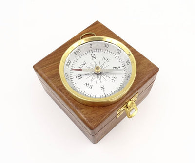 Brújula de Latón en Caja de Madera con Posibilidad de Personalización con Grabado - Regalo Elegante para Amantes de la Náutica, Diámetro 7,5 cm, Altura 1,5 cm