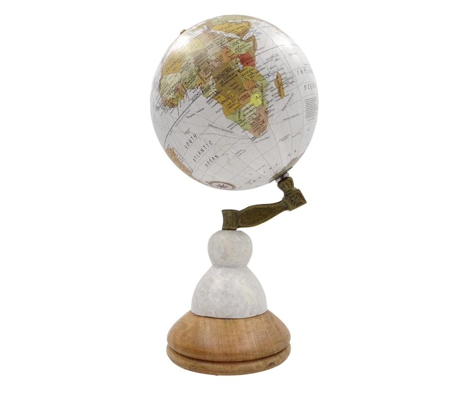 Globo Decorativo Voyager sobre Base de Mármol y Madera con Opción de Personalización con Grabado – Regalo Elegante para Amantes de los Viajes, Altura 32 cm, Diámetro 15,5 cm, Mapa Blanco con Continentes de Colores