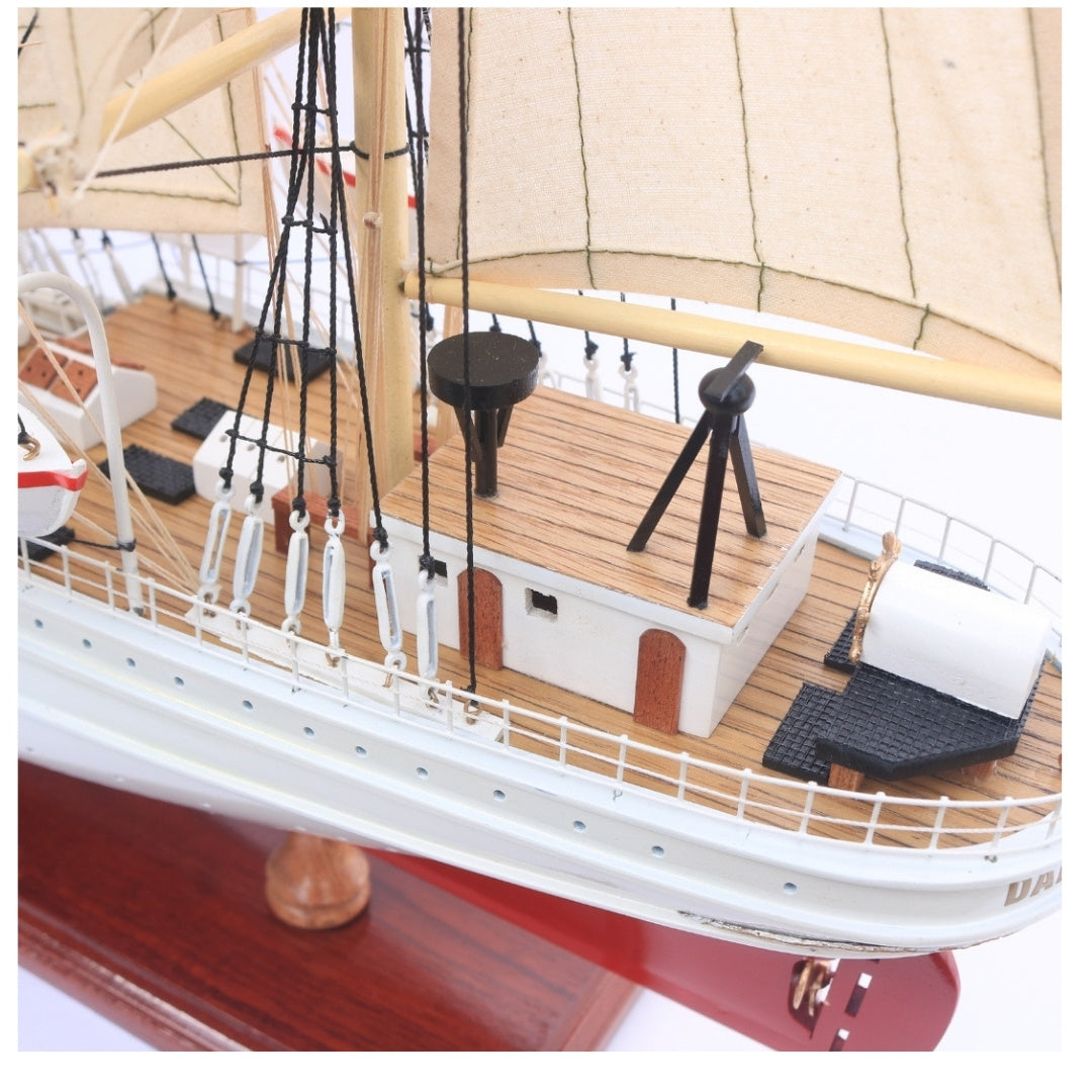 Modelo exclusivo de velero Dar Pomorza de 82 cm con posibilidad de personalización mediante grabado