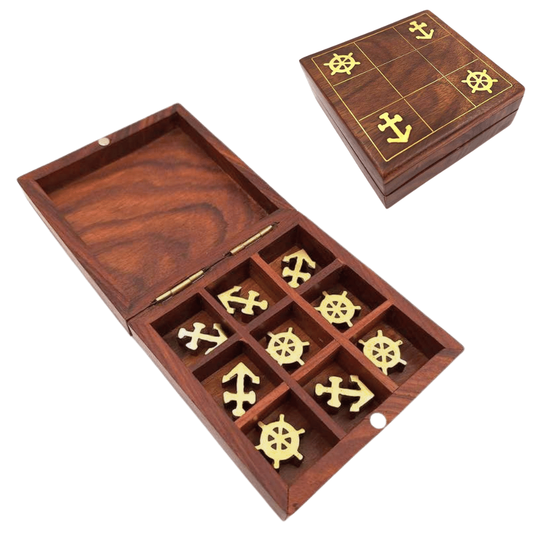 Tres en raya de madera con temática náutica y grabado - Regalo personalizado para navegantes, dimensiones 10x10 cm, diseño elegante con detalles de latón