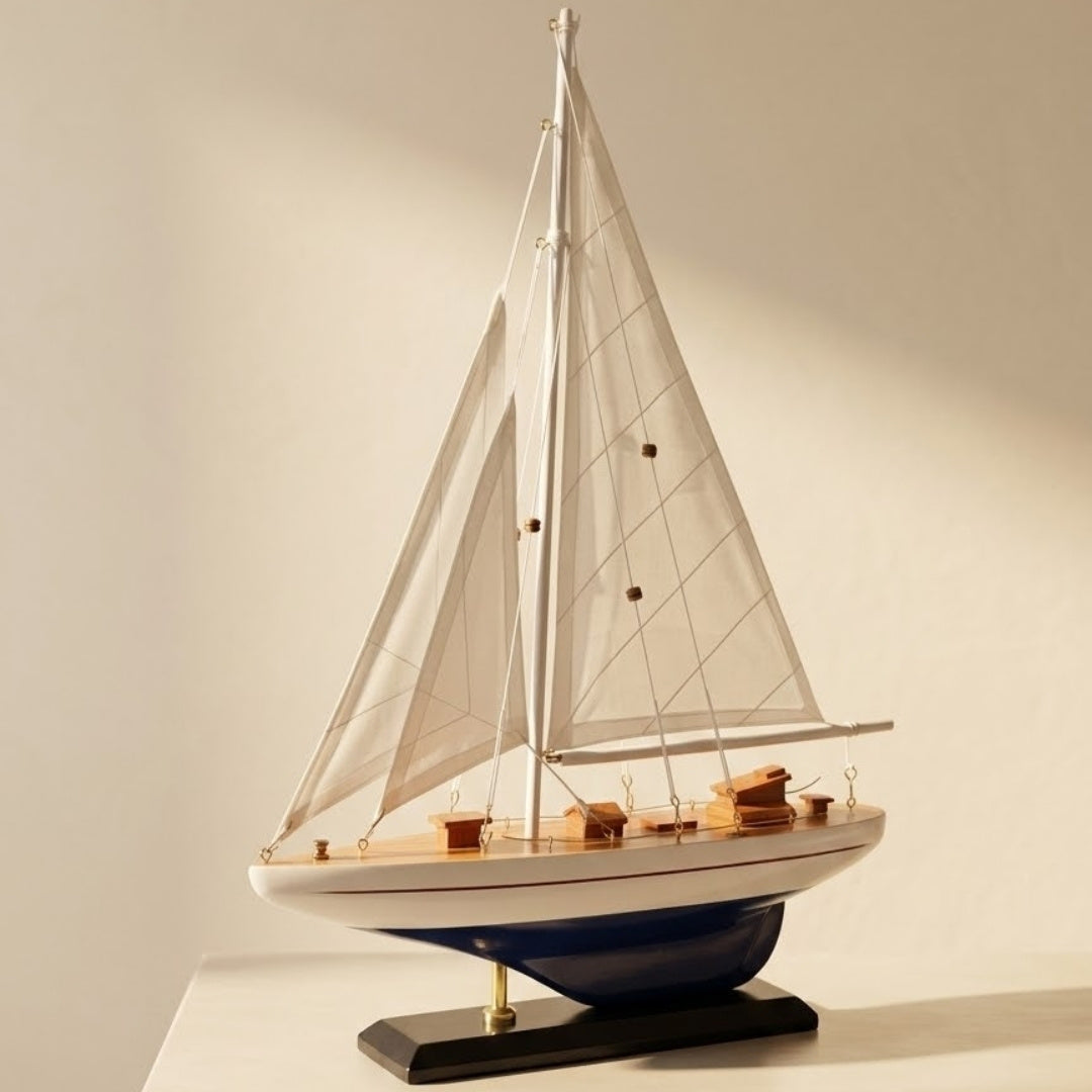 Modelo de yate de madera altura 42 cm con posibilidad de personalización con grabado