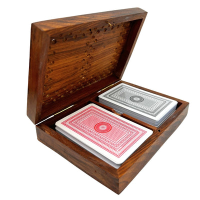 Elegante set de dos barajas de cartas en caja de madera con opción de personalización con grabado