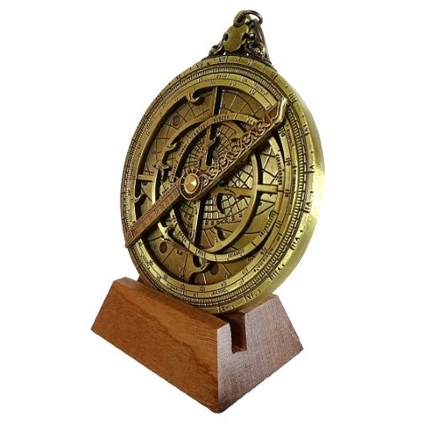 Astrolabio europeo H32 – réplica renacentista premium con posibilidad de personalización mediante grabado – regalo ideal con elegante pedestal de madera – altura 12 cm, hecho a mano con atención al detalle