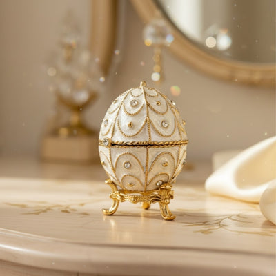 Exclusiva caja joyero huevo Fabergé metálico con cristales en color blanco y dorado con posibilidad de personalización con grabado