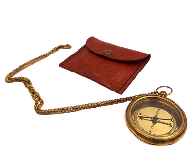 Brújula de latón con cadena en estuche de cuero con posibilidad de personalización mediante grabado