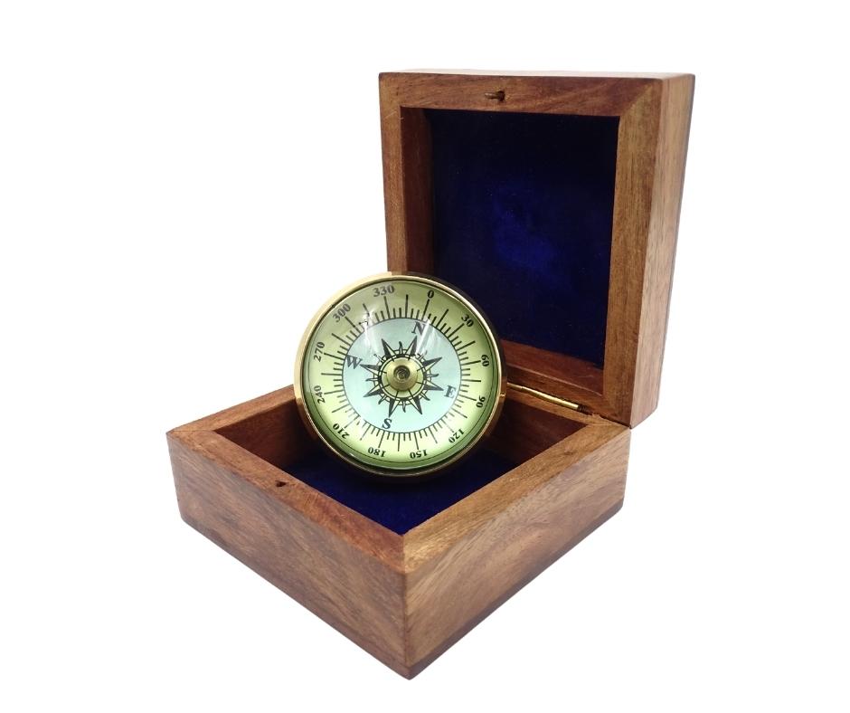 Brújula de latón CLEB en caja de madera con grabado