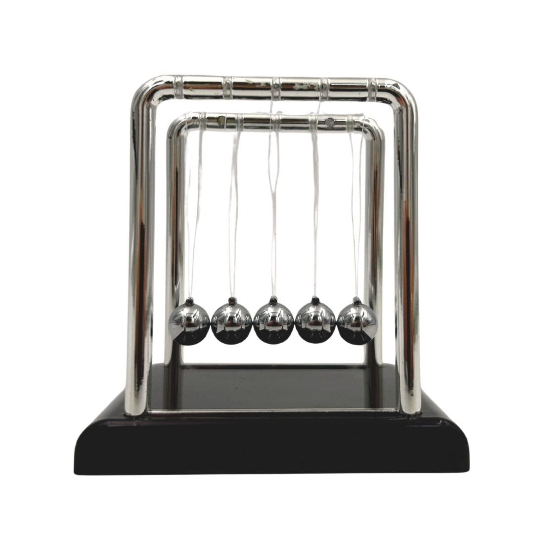 Péndulo de Bolas de Newton con Grabado – Elegante Gadget Antiestrés para Escritorio, Ideal para Regalo – Altura 9 cm, Bolas de Acero, Diseño Minimalista