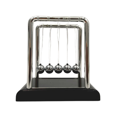 Péndulo de Bolas de Newton con Grabado – Elegante Gadget Antiestrés para Escritorio, Ideal para Regalo – Altura 9 cm, Bolas de Acero, Diseño Minimalista