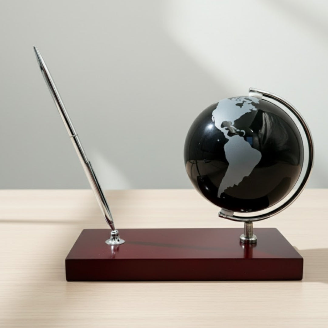 Elegante Set Decorativo para Escritorio con Grabado Personalizado - Globo Soporte para Bolígrafo en Metal Cromado y Madera Oscura