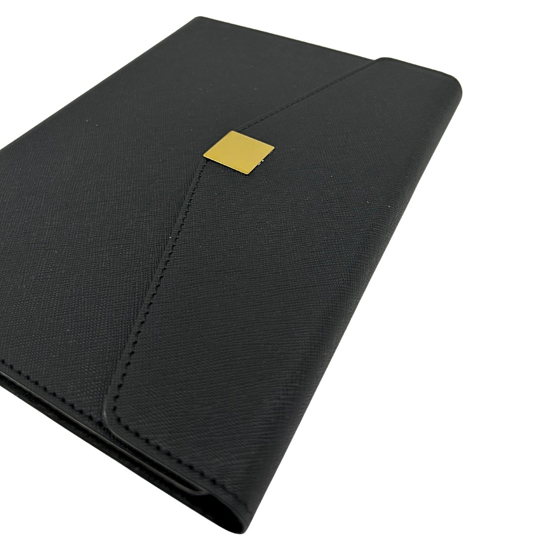 Elegante set de regalo premium con personalización – Cuaderno de cuero A5, bolígrafo y pendrive de 16GB en caja negro y dorado