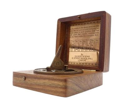 Brújula con reloj de sol Gilbert en caja de madera con opción de personalización mediante grabado