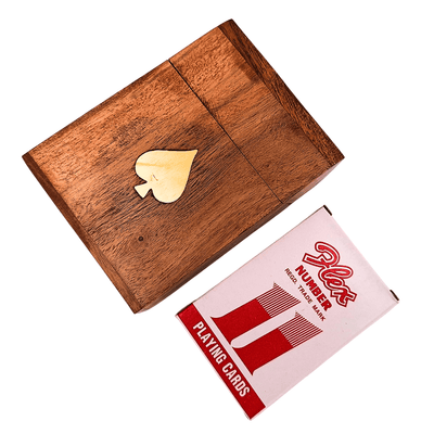 Elegante baraja de cartas en caja de madera con grabado  