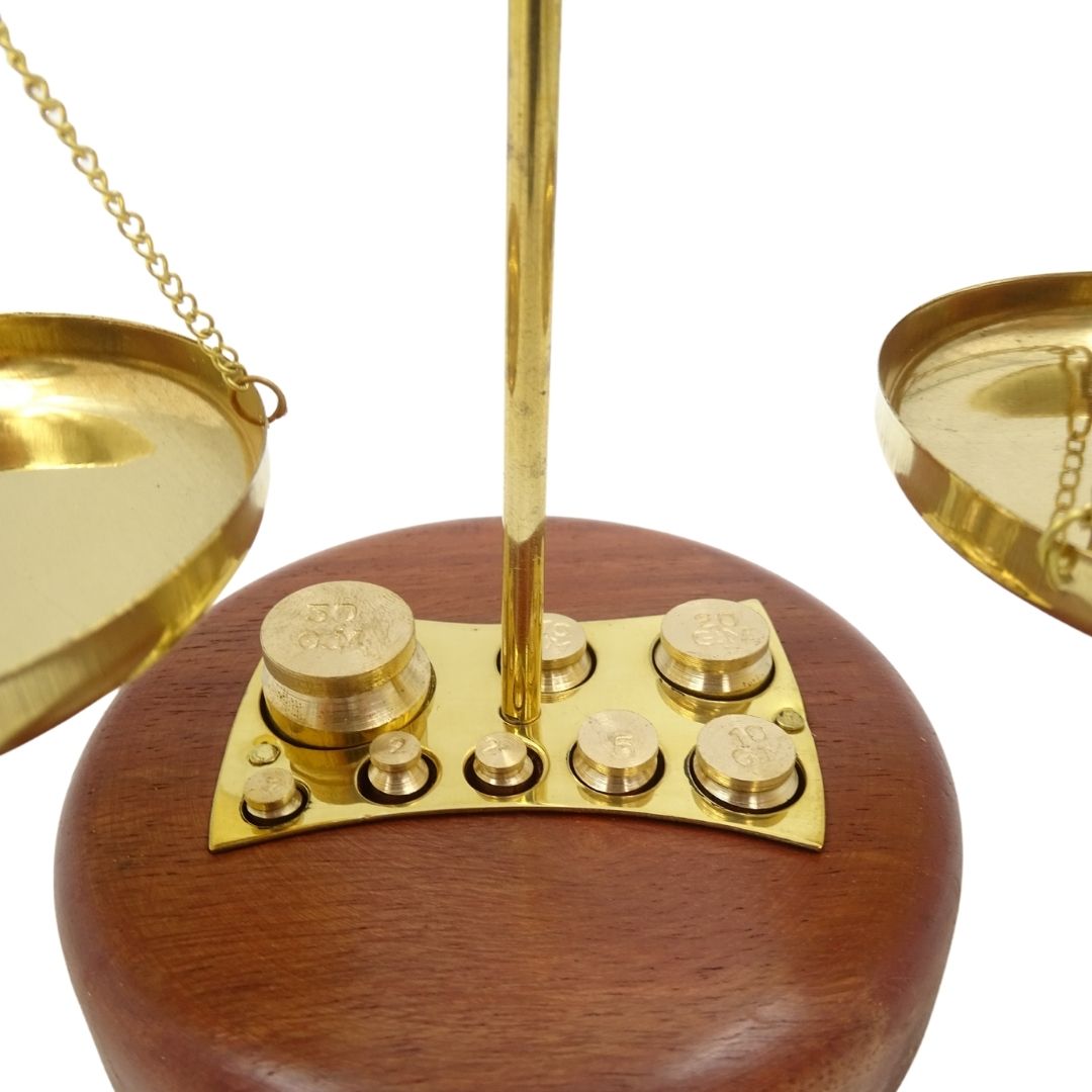Báscula decorativa WSB8 de latón con base de madera