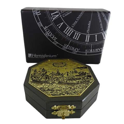 Reloj de sol octagonal y brújula H06 con posibilidad de personalización mediante grabado – regalo elegante para amantes de la navegación, hecho de madera y latón, con rica ornamentación, dimensiones 7,3 x 2 cm