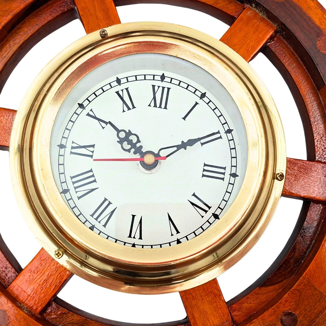 Reloj marino en timón de madera con latón