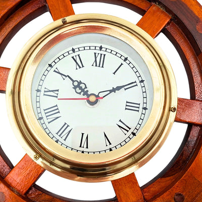 Reloj marino en timón de madera con latón