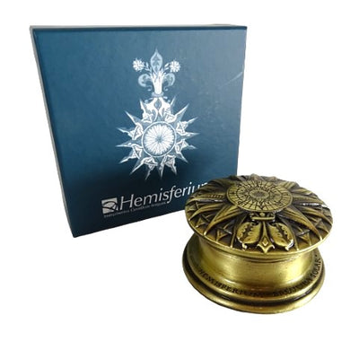 Brújula solar renacentista de latón con grabado - Elegante regalo vintage de 4,5 cm de altura y 8,5 cm de diámetro