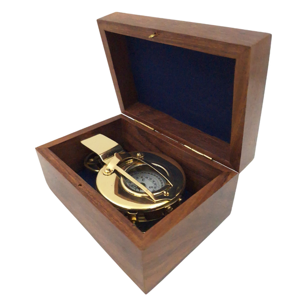 Brújula de latón para ingenieros con posibilidad de personalización mediante grabado en caja de madera elegante