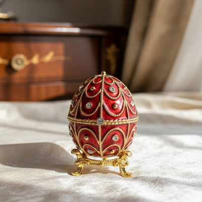 Exclusiva caja metálica Fabergé con cristales en color rojo y dorado, posibilidad de personalización con grabado, ideal para regalo, dimensiones 5,5x6,5 cm