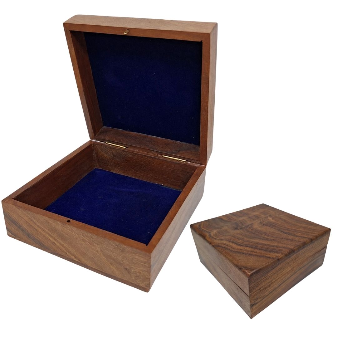 Elegante caja de madera con revestimiento azul marino de 14x14x6,5 cm, personalizable con grabado