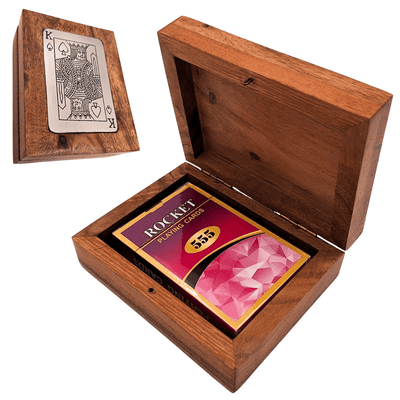 Elegante Baraja de Cartas en Caja Decorativa de Madera con Placa de Aluminio del Rey - Grabado Personalizado - Regalo Ideal para Amantes de los Juegos de Cartas - Medidas de la Caja 11,5 x 8 x 4 cm