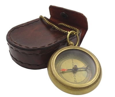 Brújula de latón estilizada con cadena en estuche de cuero